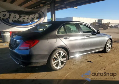 2015 Mercedes-Benz C 300 4Matic z USA, uszkodzony, nr VIN 55SWF4KB5FU040095